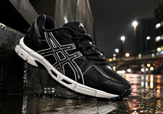 Чорні кросівки ASICS у міському середовищі