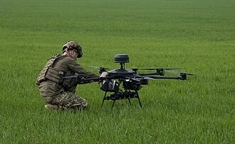 Випробування дрону «Баба Яга» в польових умовах: оператор налаштовує апарат