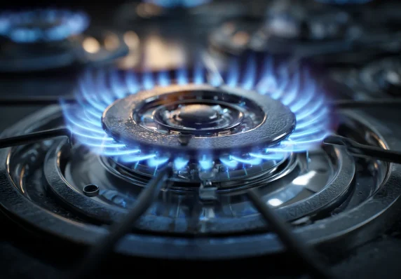 Блакитне полум’я газового пальника крупним планом