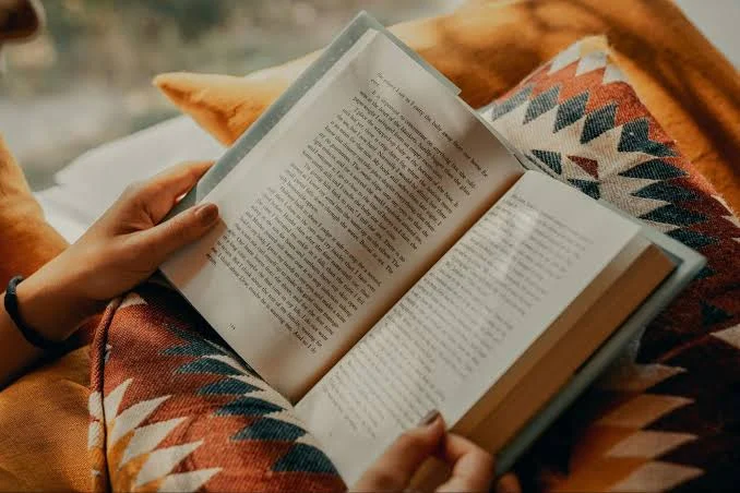 Жінка читає книгу
