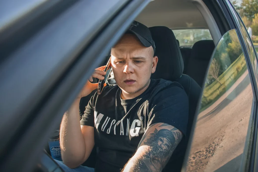 Водій телефонує в страхову компанію з автомобіля