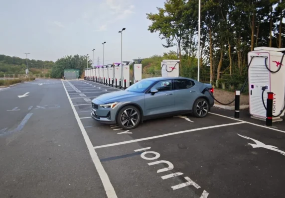 Автомобіль на зарядній станції Ionity
