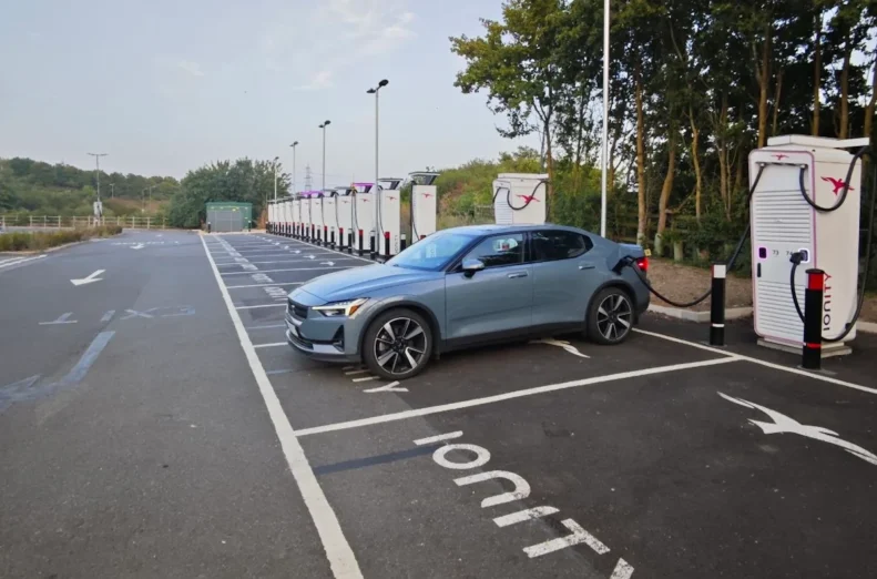 Автомобіль на зарядній станції Ionity