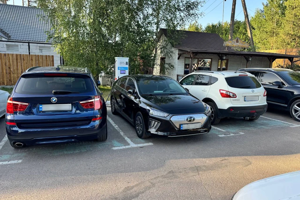 Черга до зарядної станції біля ресторану "Губернія" на житомирщині.
