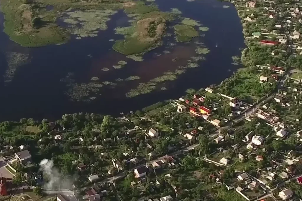 Житловий район Горішніх Плавнів біля водойми з висоти