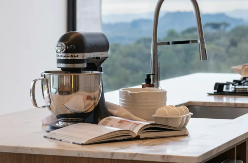 міксер KitchenAid на кухні біля книги рецептів